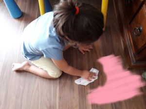 imagen nina sindrome down limpiando el suelo pintado