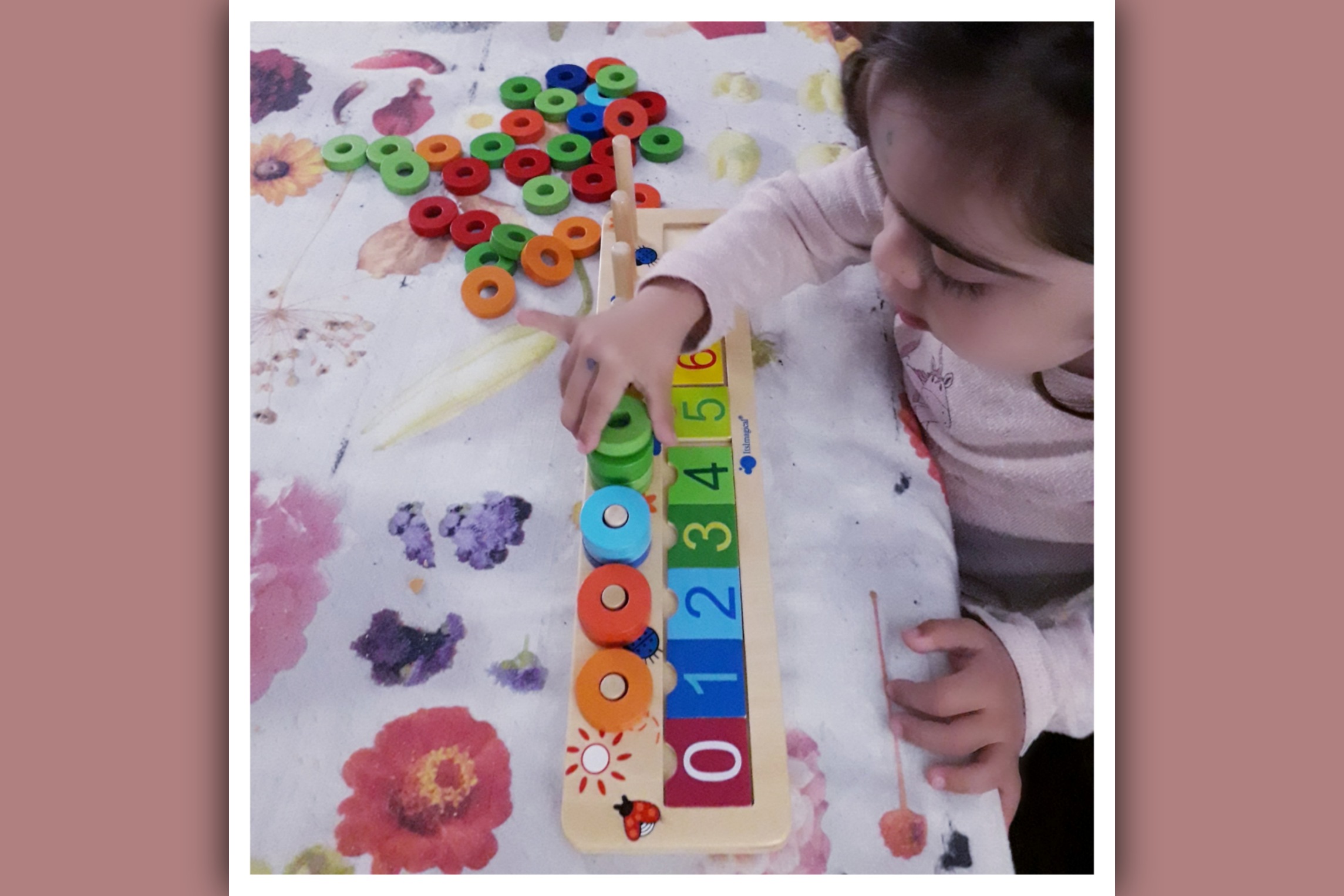 imagen nina con sindrome de down jugando con matematicas