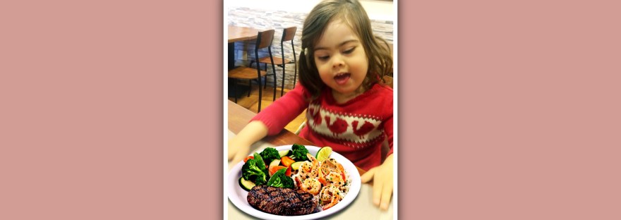 imagen nina sindrome de down rechazando un plato de comida