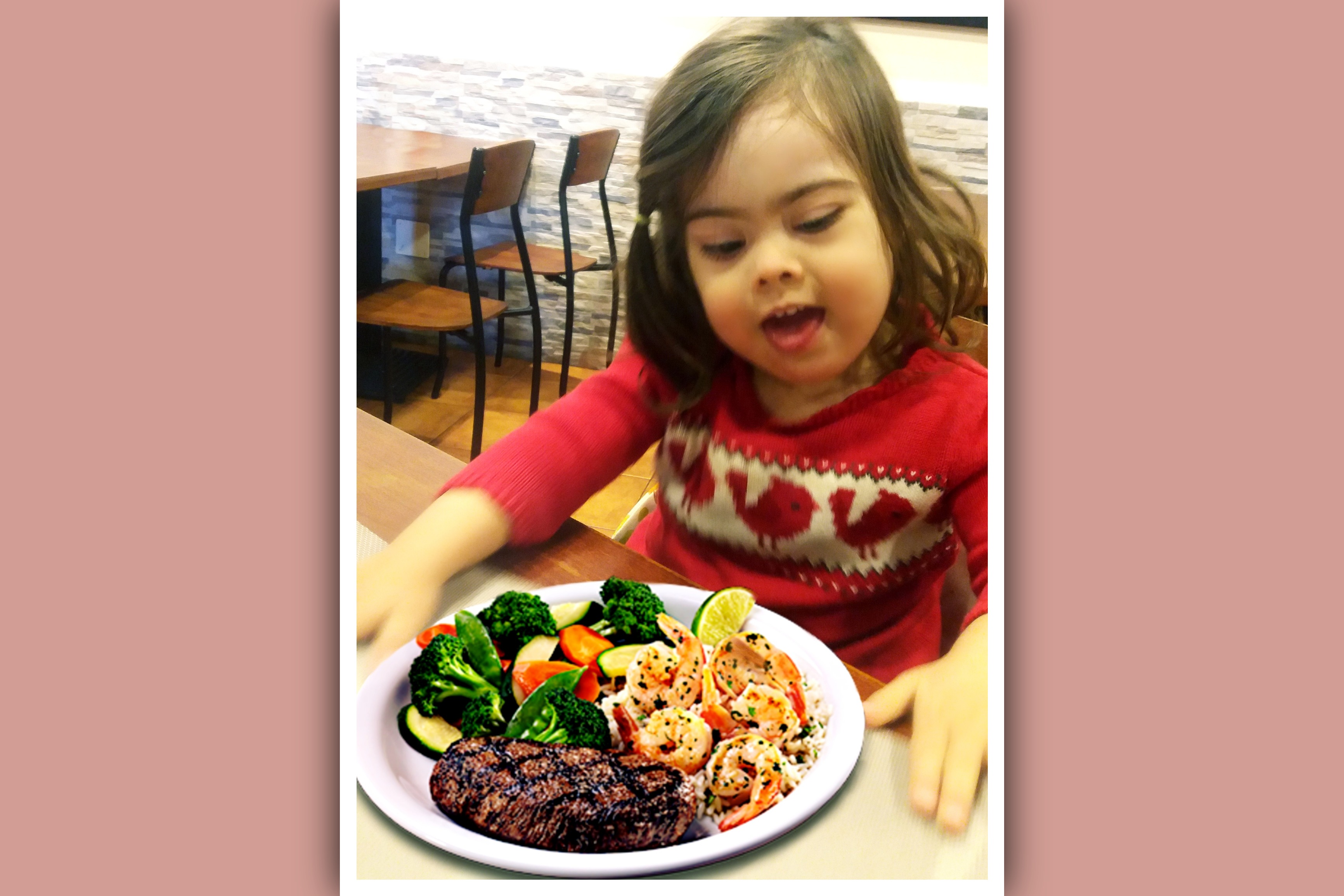 imagen niña sindrome de down rechazando un plato de comida