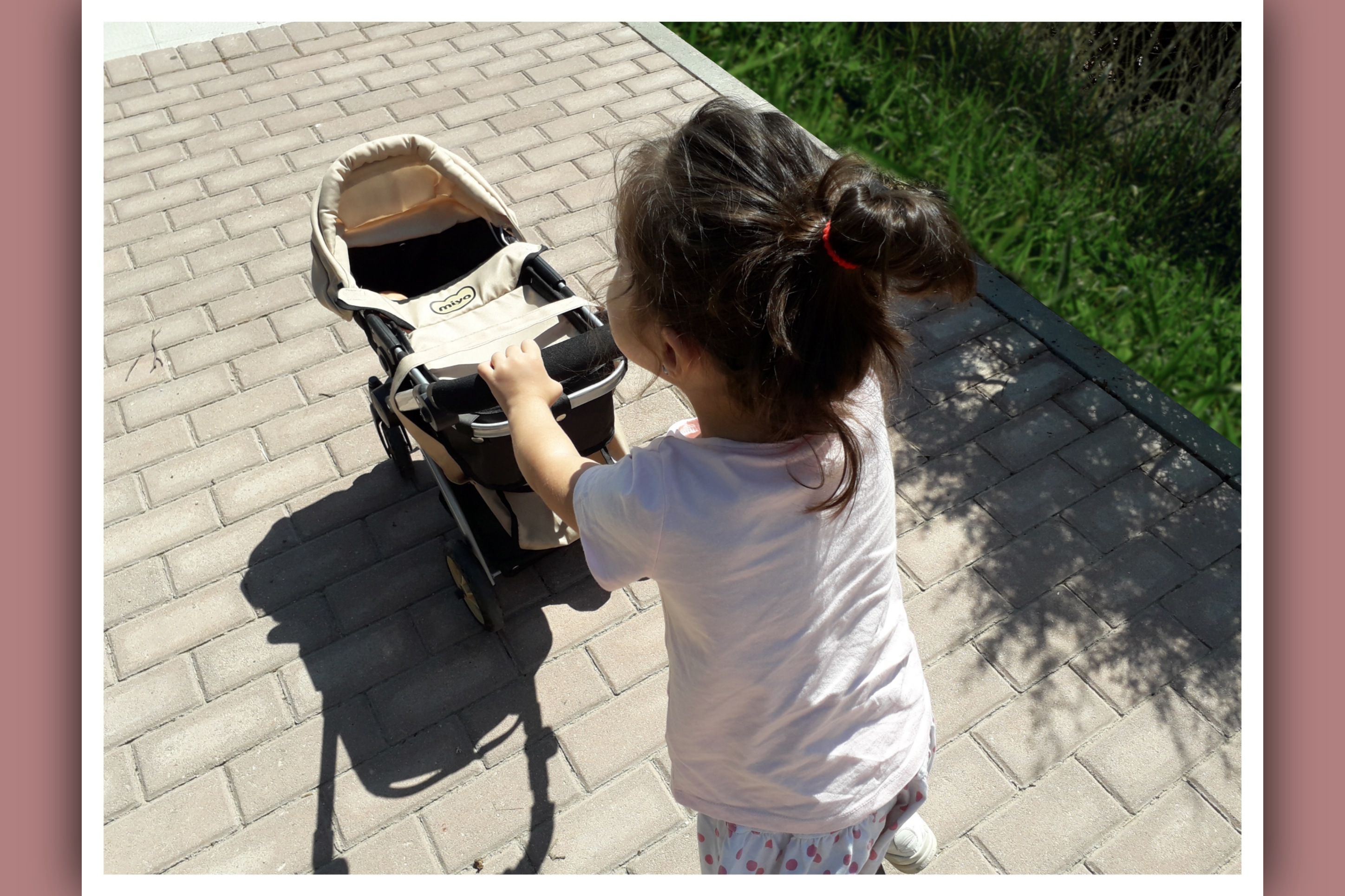 imagen de niña con sindrome de down paseando con carrito de bebe