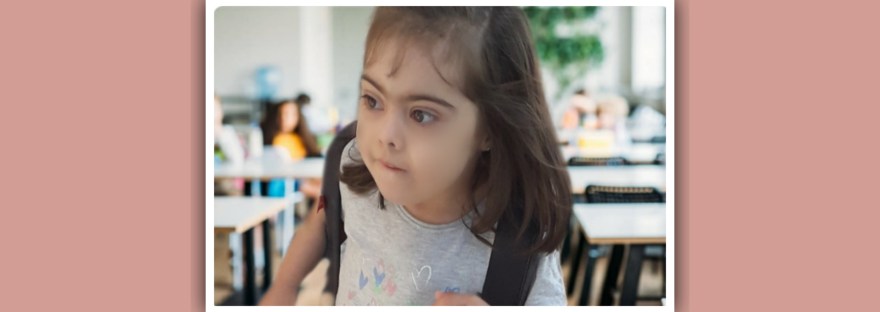 imagen de nina con sindrome de down en el comedor del colegio