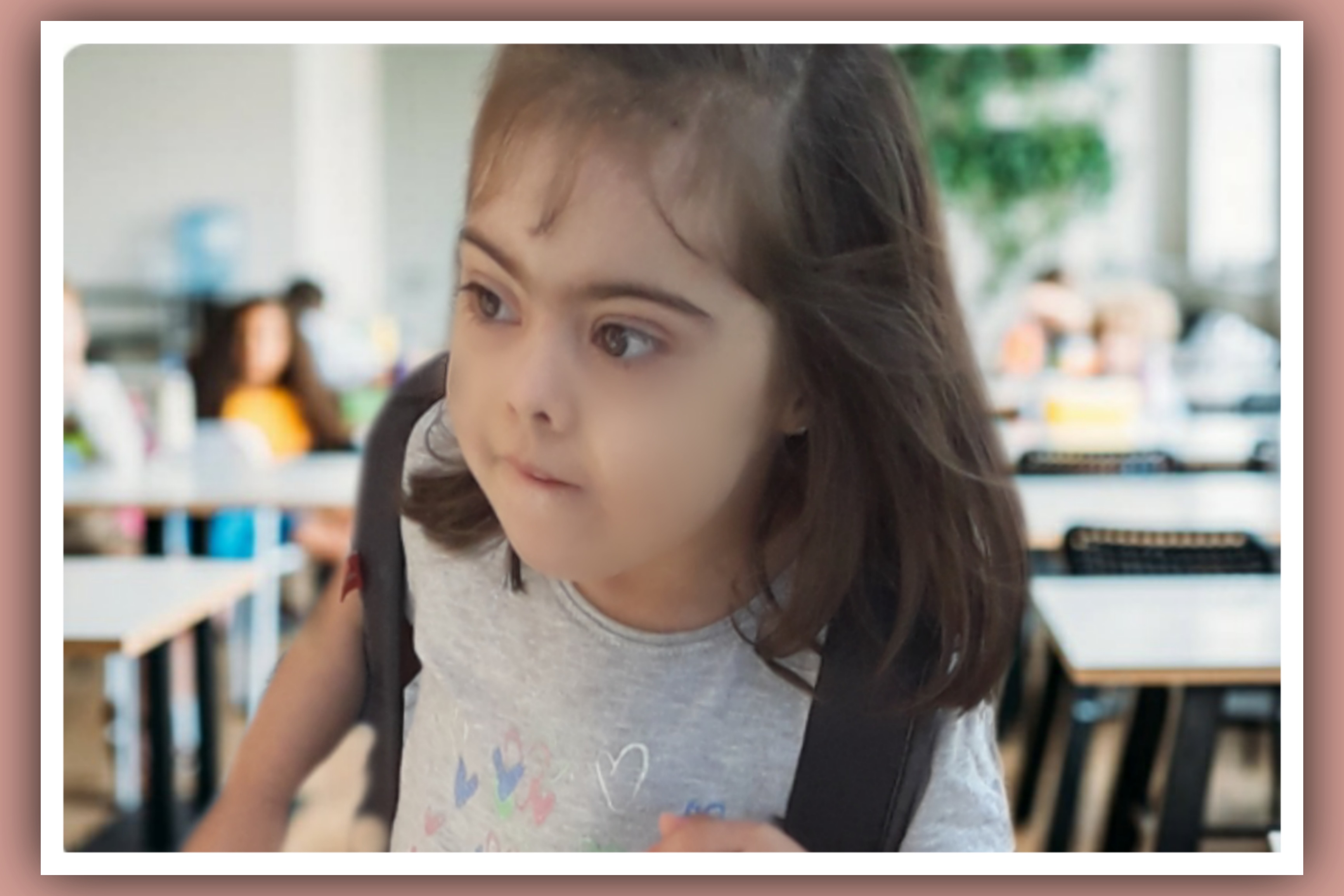 imagen niña con sindrome de down en el comedor del colegio