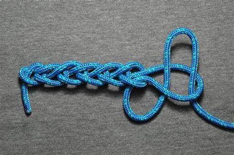 imagen de cadeneta de ganchillo azul