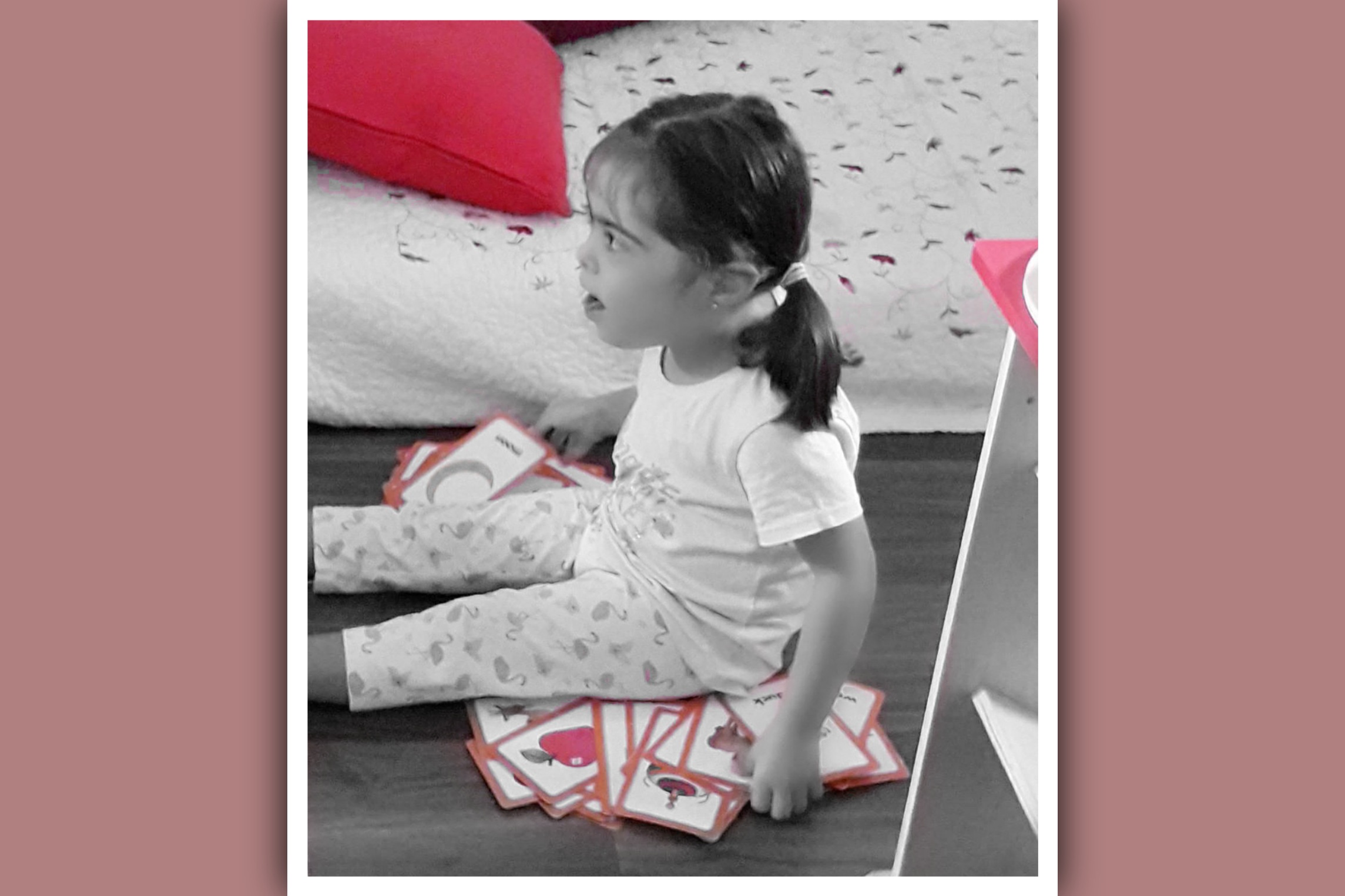 imagen de niña con sindrome de down usando cartas de imagenes para aprender a hablar