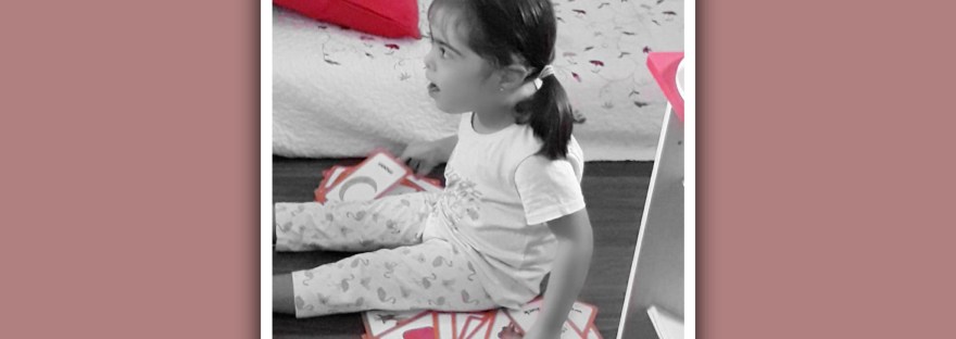 imagen nina con sindrome de down usando cartas con imagenes