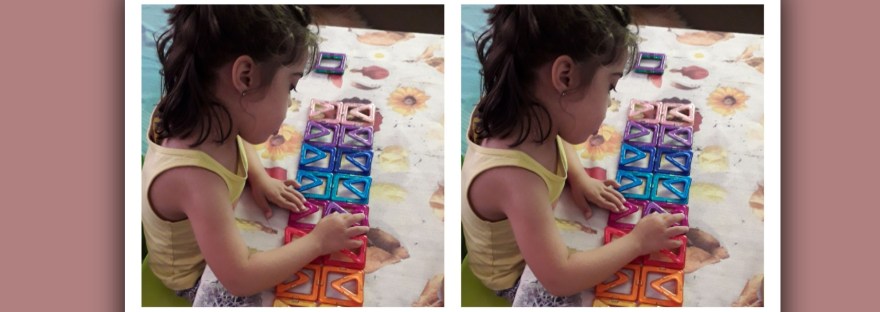imagen niña con sindrome de down repitiendo un juego de construcción