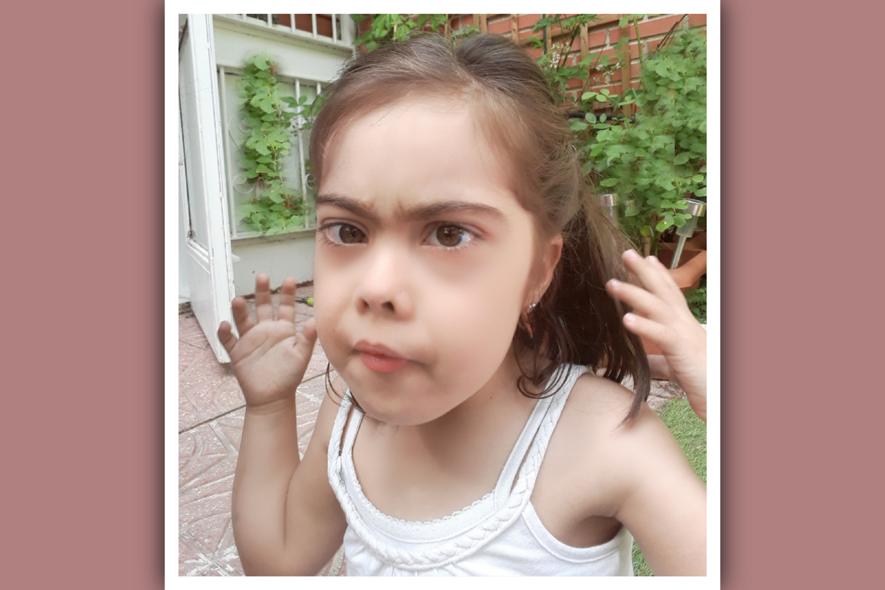 imagen niña con sindrome de down enfadada