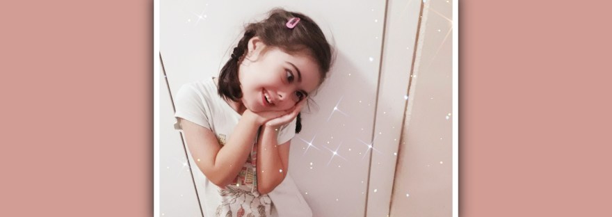 imagen de nina con sindrome de down con postura de buena