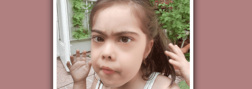 imagen nina con sindrome de down enfadada