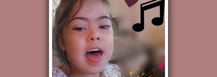 imagen de niña con sindrome de down cantando cancion