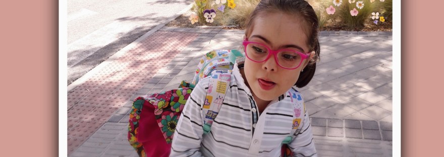 imagen niña con sindrome de down en la puerta del colegio de la fundacion gil gayarre