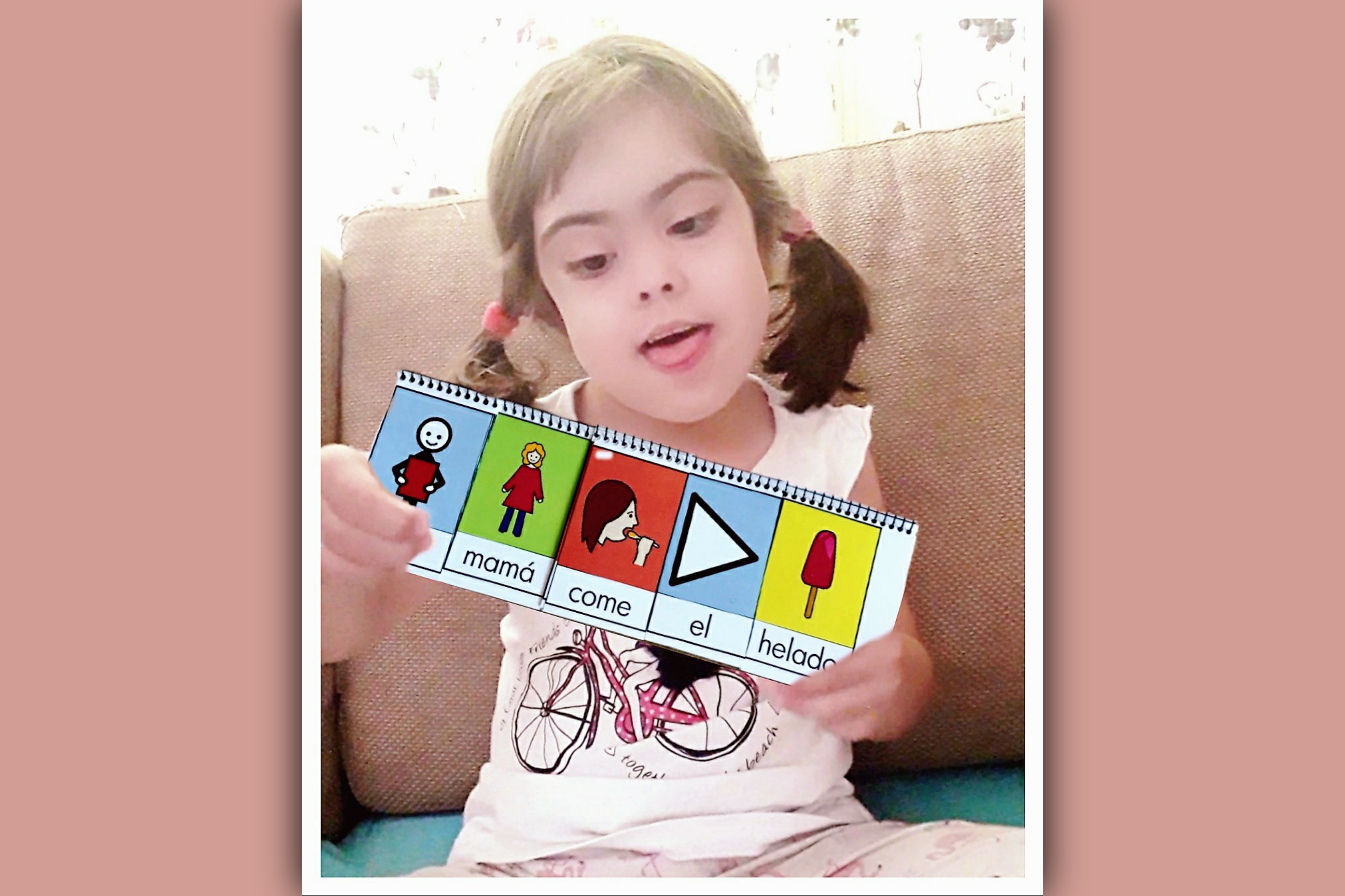 imagen niña con sindrome de down mirando pictogramas