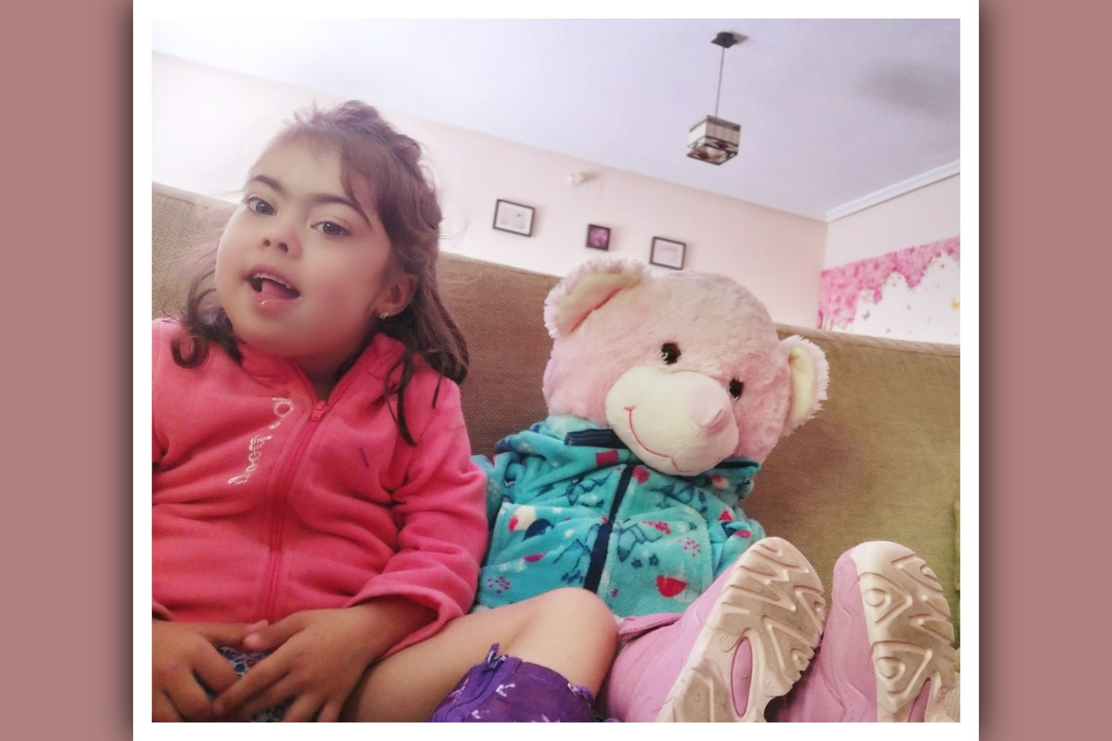 imagen niña con sindrome de down con oso de peluche vestidos igual