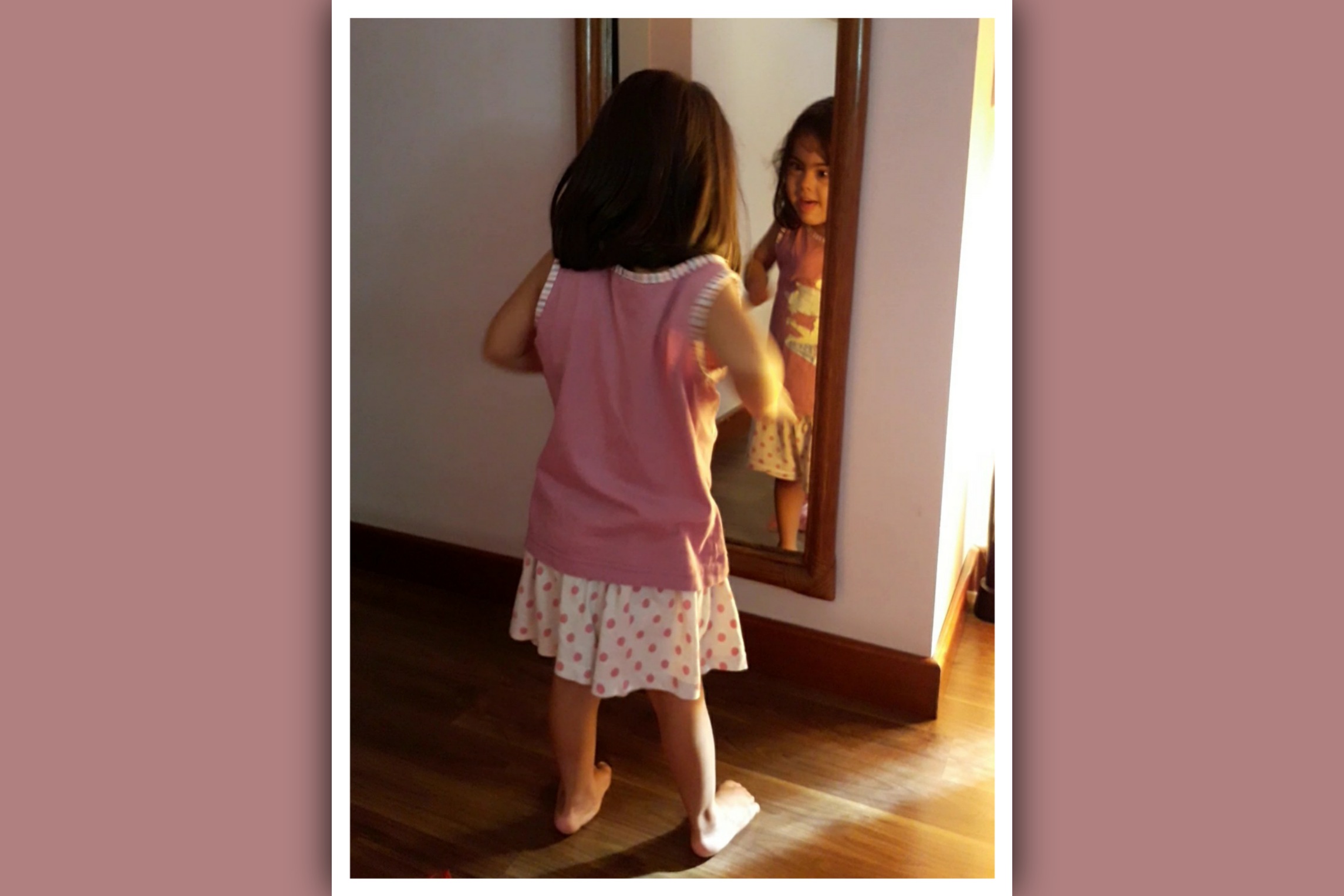 imagen niña con sindrome de down mirandose en el espejo