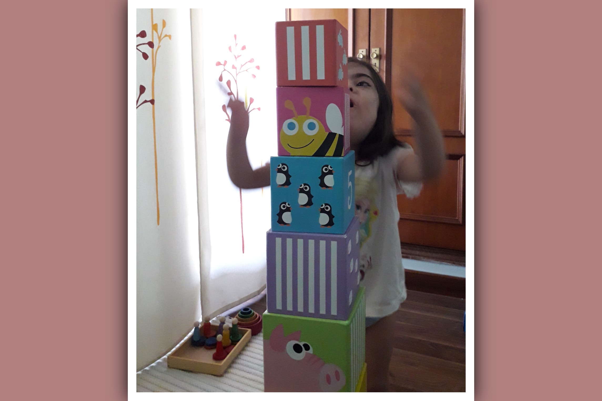 imagen de niña con sindrome de down haciendo una torre con cubos