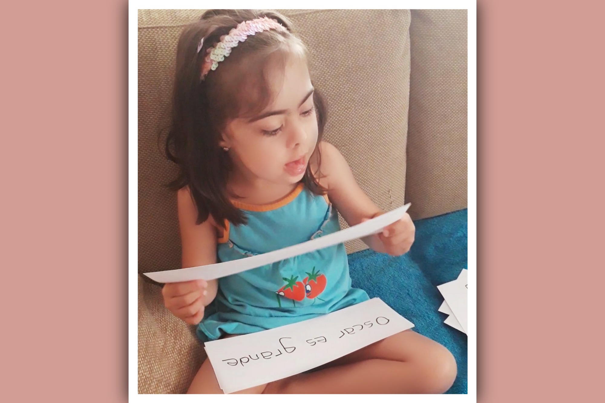 imagen niña con sindrome de down leyendo tarjetas con palabras