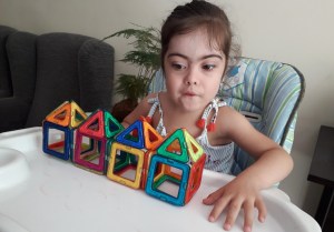 imagen niña con sindrome de down jugando con
