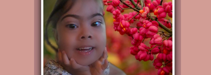 imagen nina sindrome de down flores rosas